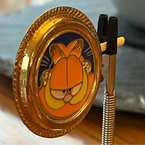 Vintage Garfield Enamel Scarf Clip Pin with Gold Trim likely 1994 Korea - Picture 5 of 15